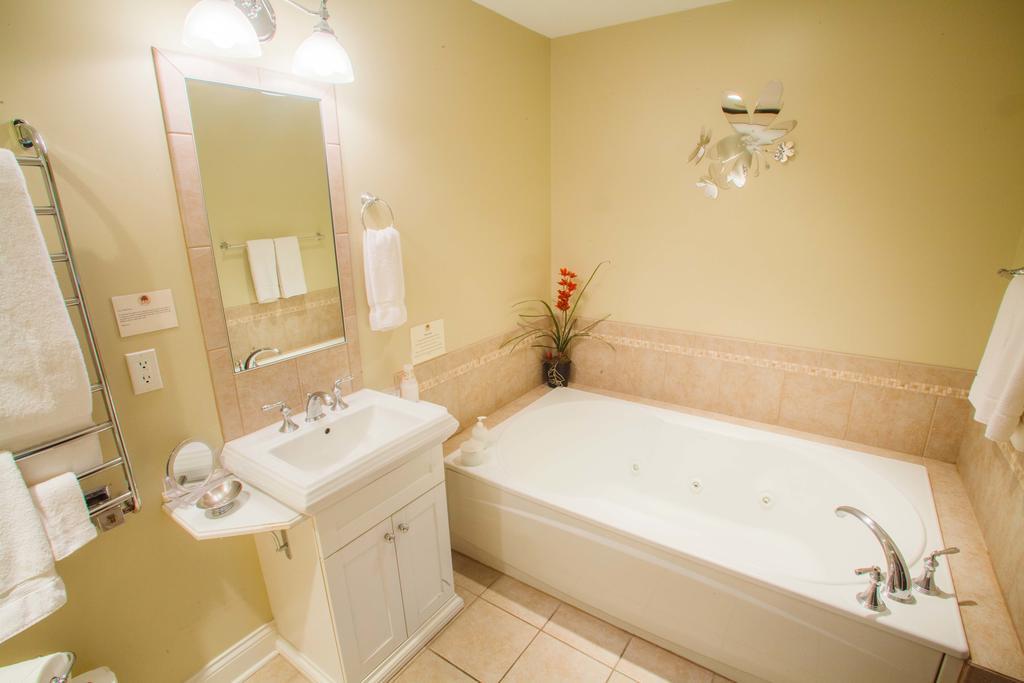 Seven Oaks Bed & Breakfast Lake Geneva Oda fotoğraf
